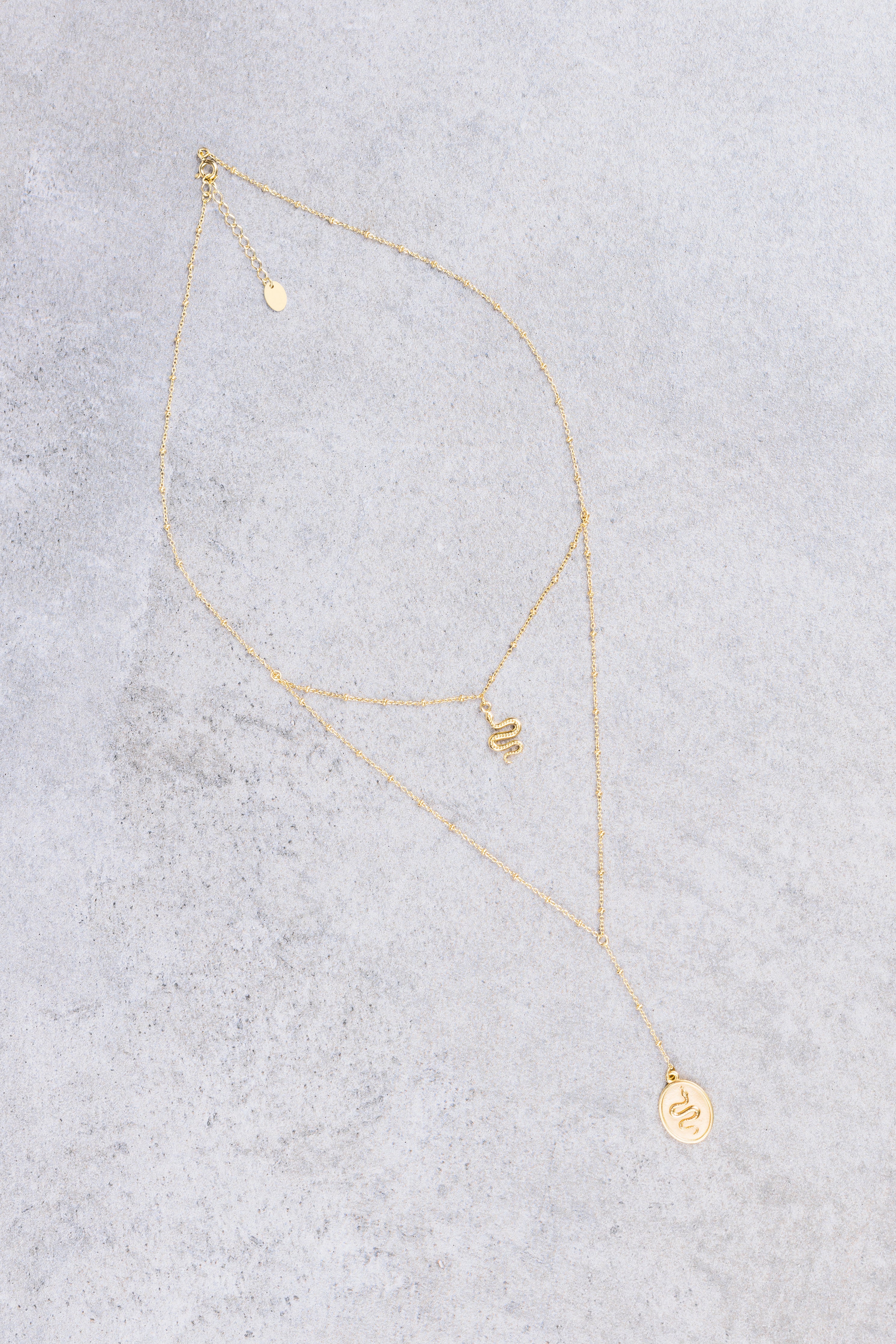 Kanasu necklace, close-up of the double-serpent detail