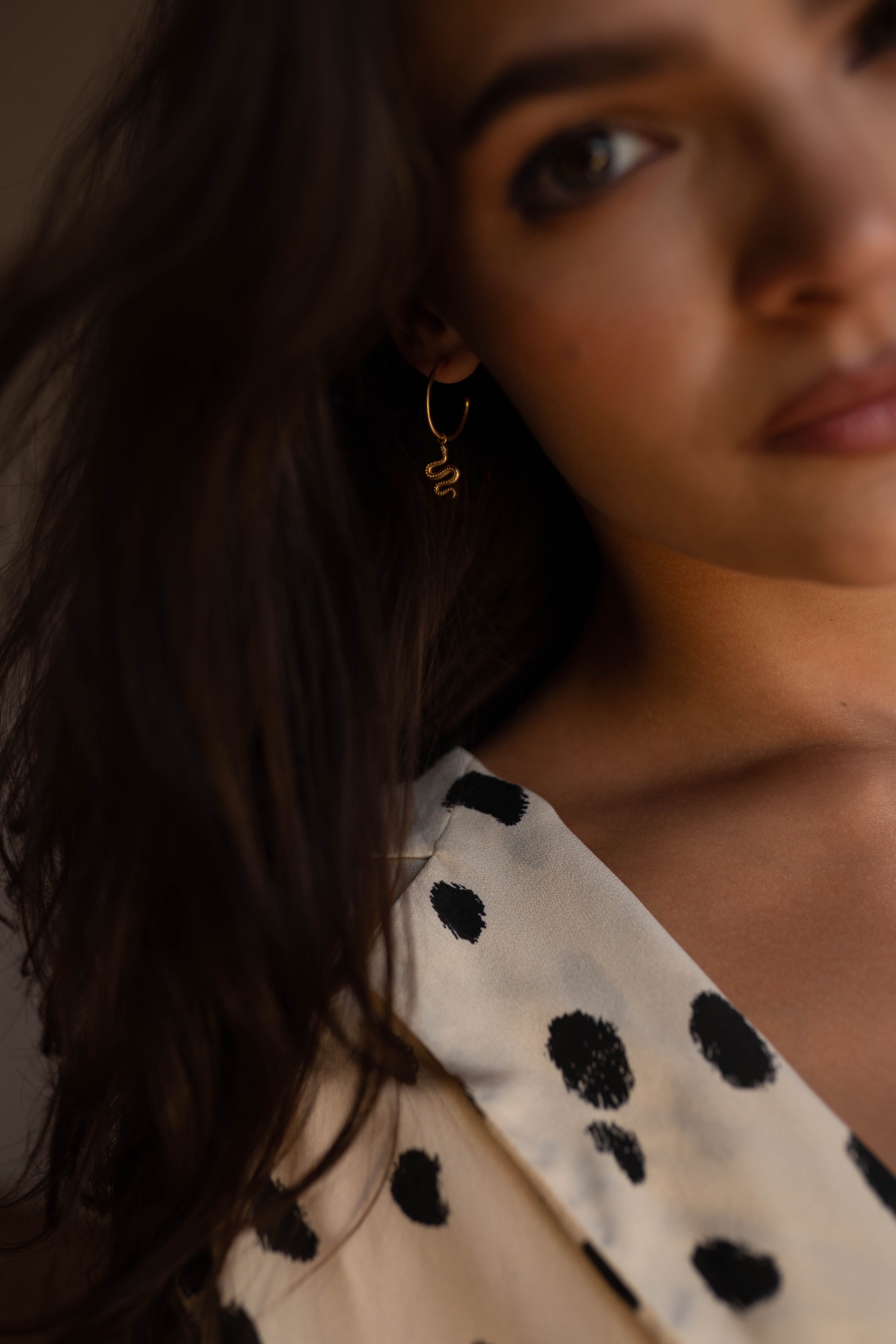 Ejo serpent earrings in sterling silver, curved silhouette