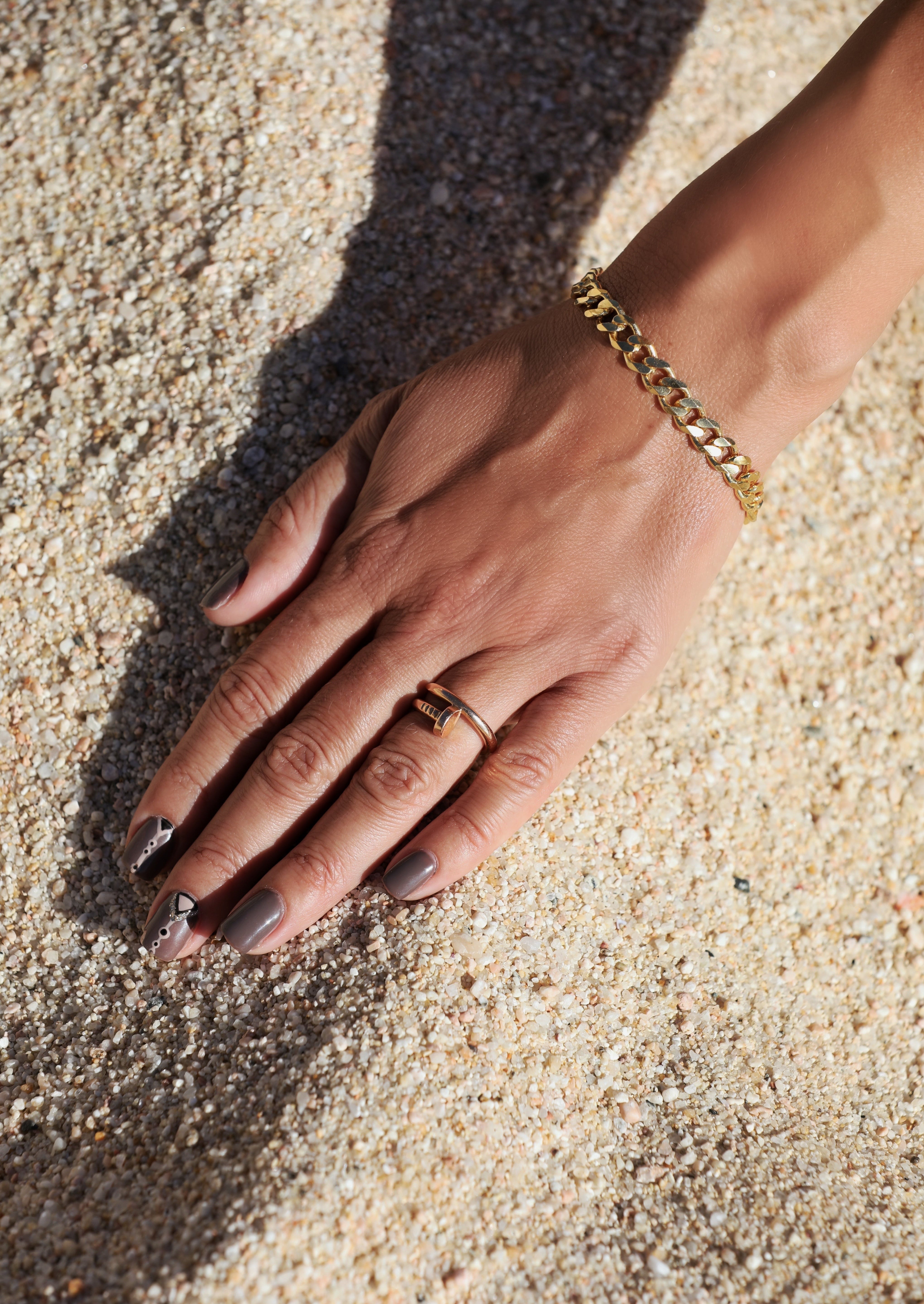 Noha bracelet, close-up of the curved serpent detail