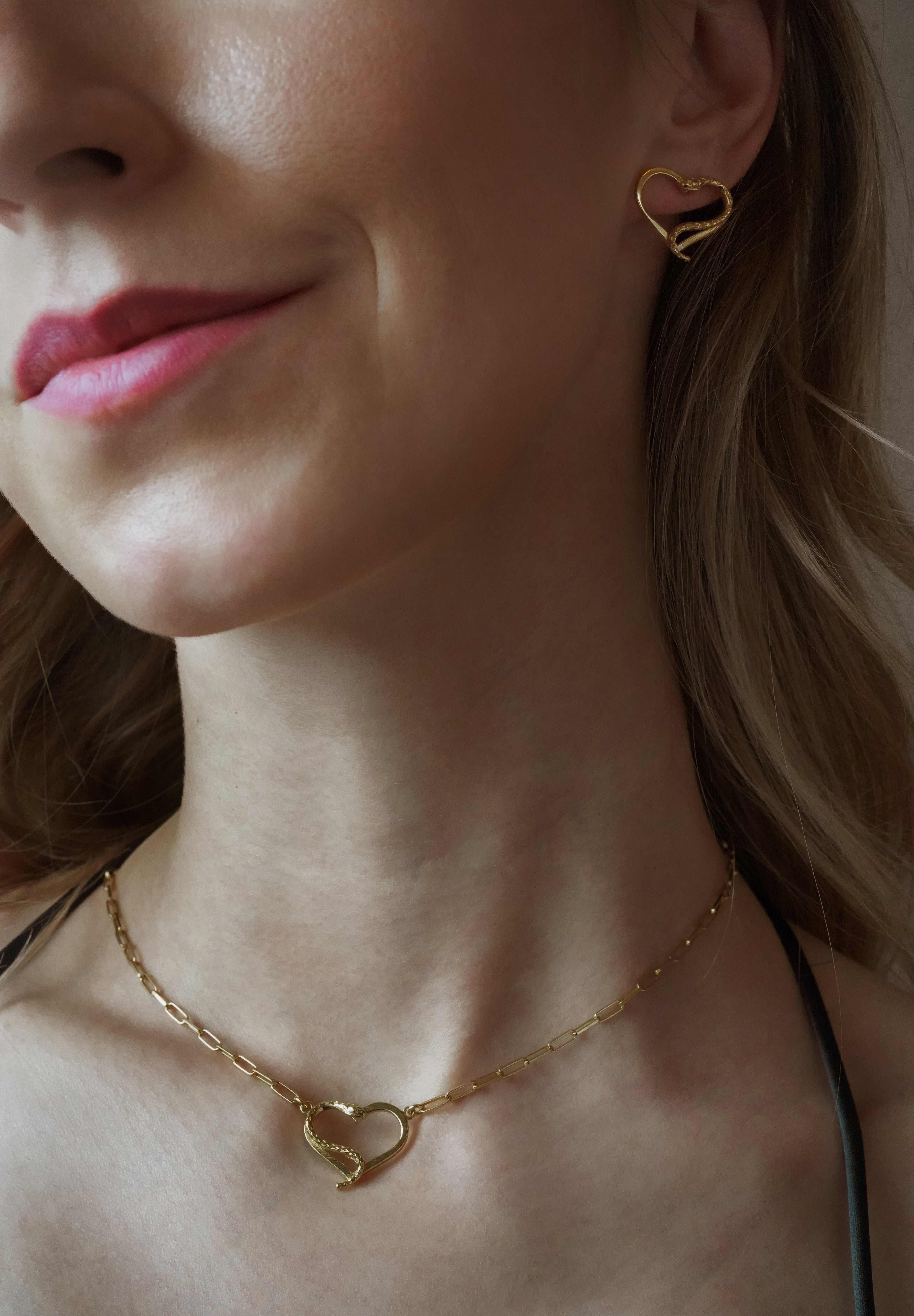 Amo earrings, close-up of the polished heart detail