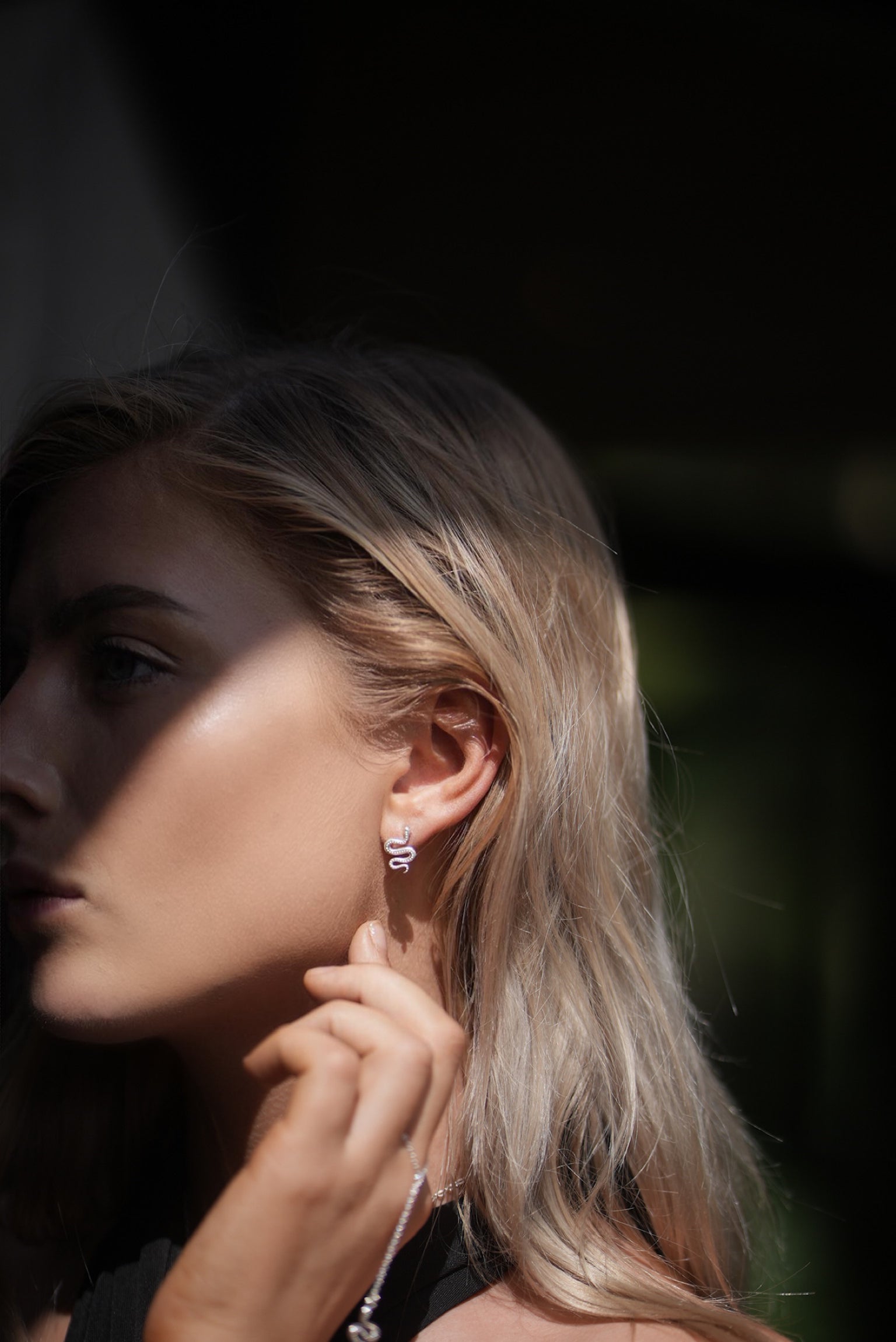 Ular serpent earrings in gold-plated silver, worn on the ear