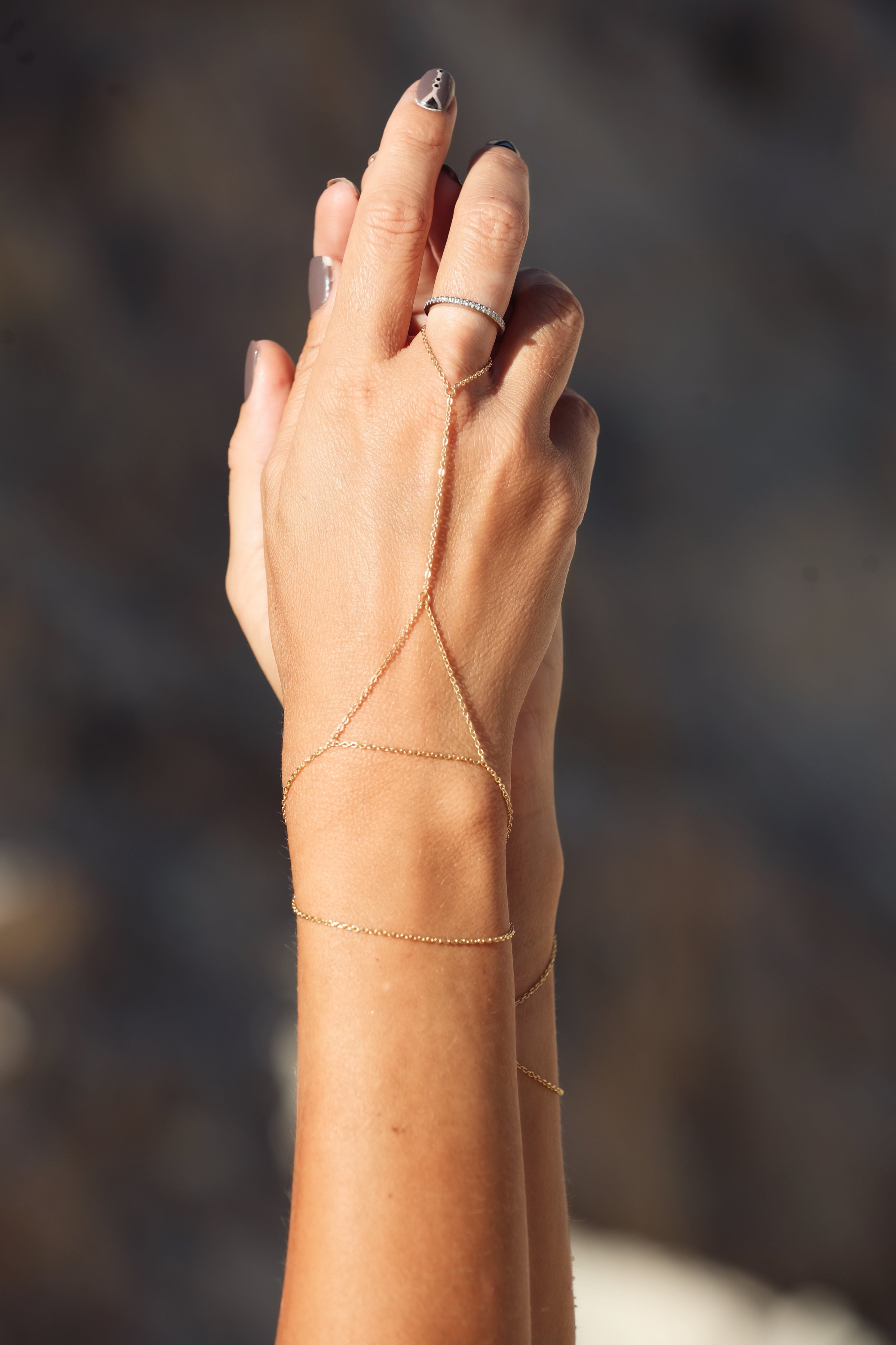 Sanje hand chain in gold-plated silver, worn on the hand