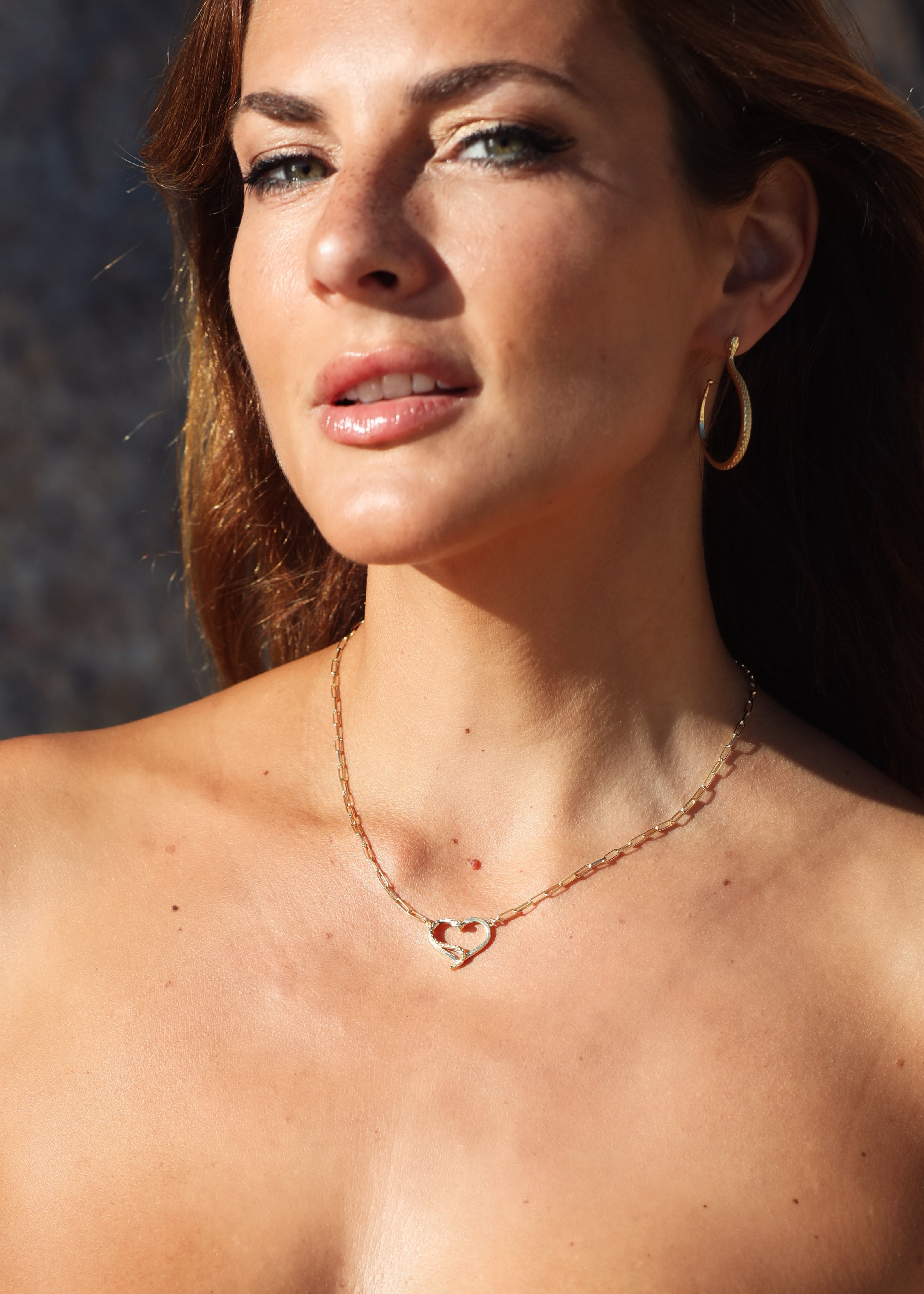 Amo necklace, close-up of the industrial chain detail