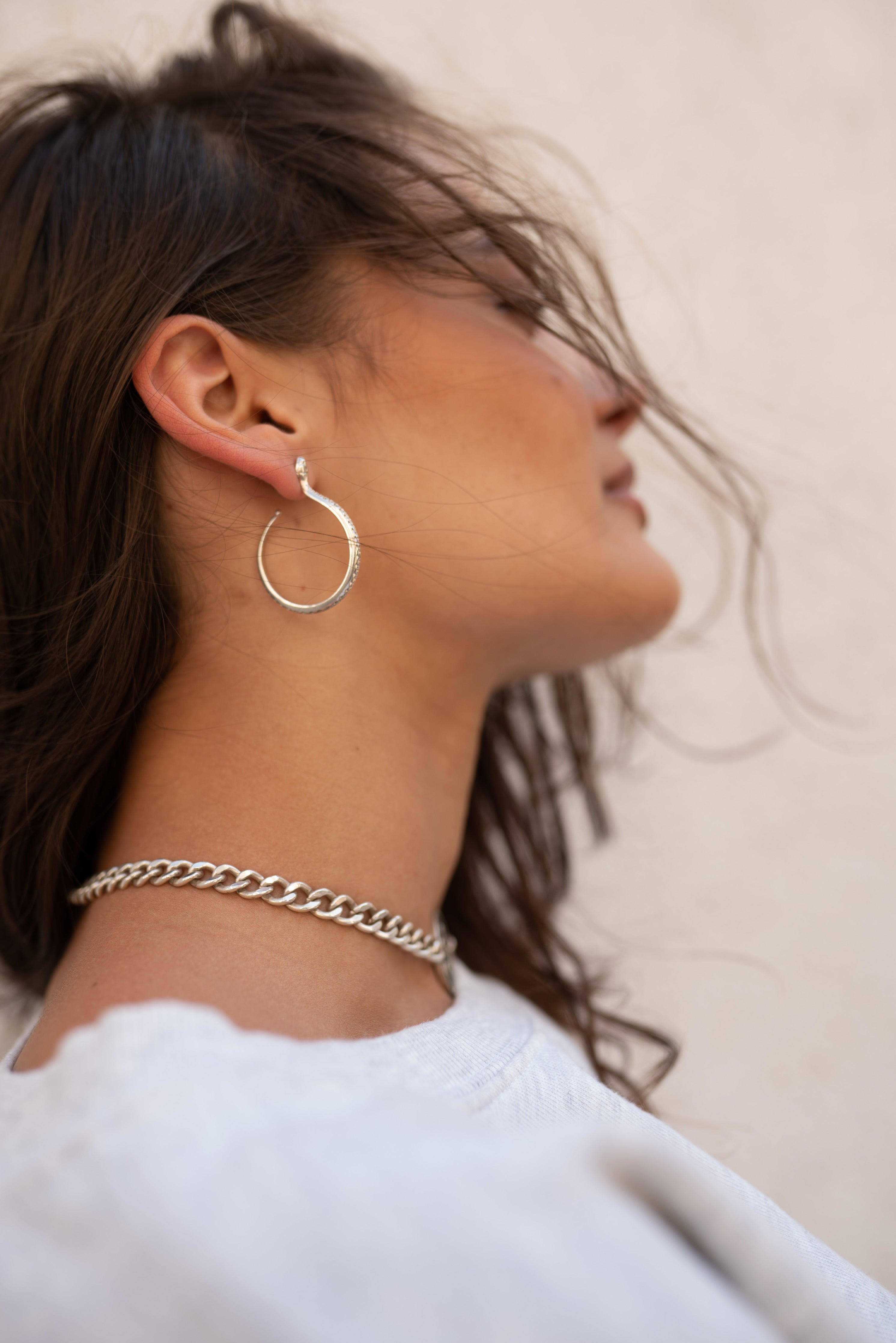 Sarpe serpent hoop earrings, close-up of the clean curve