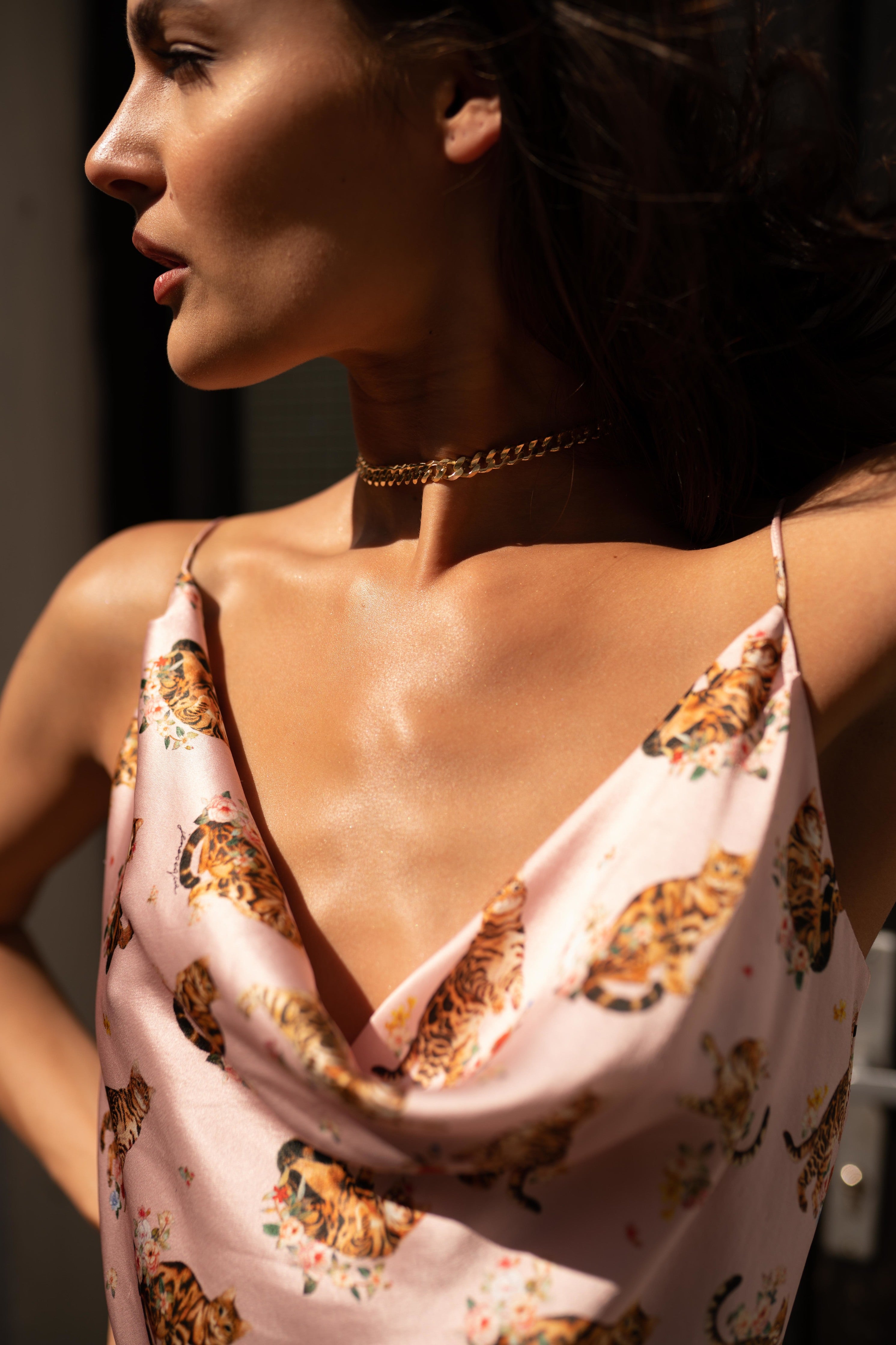 Noha choker worn close to the neck, front view