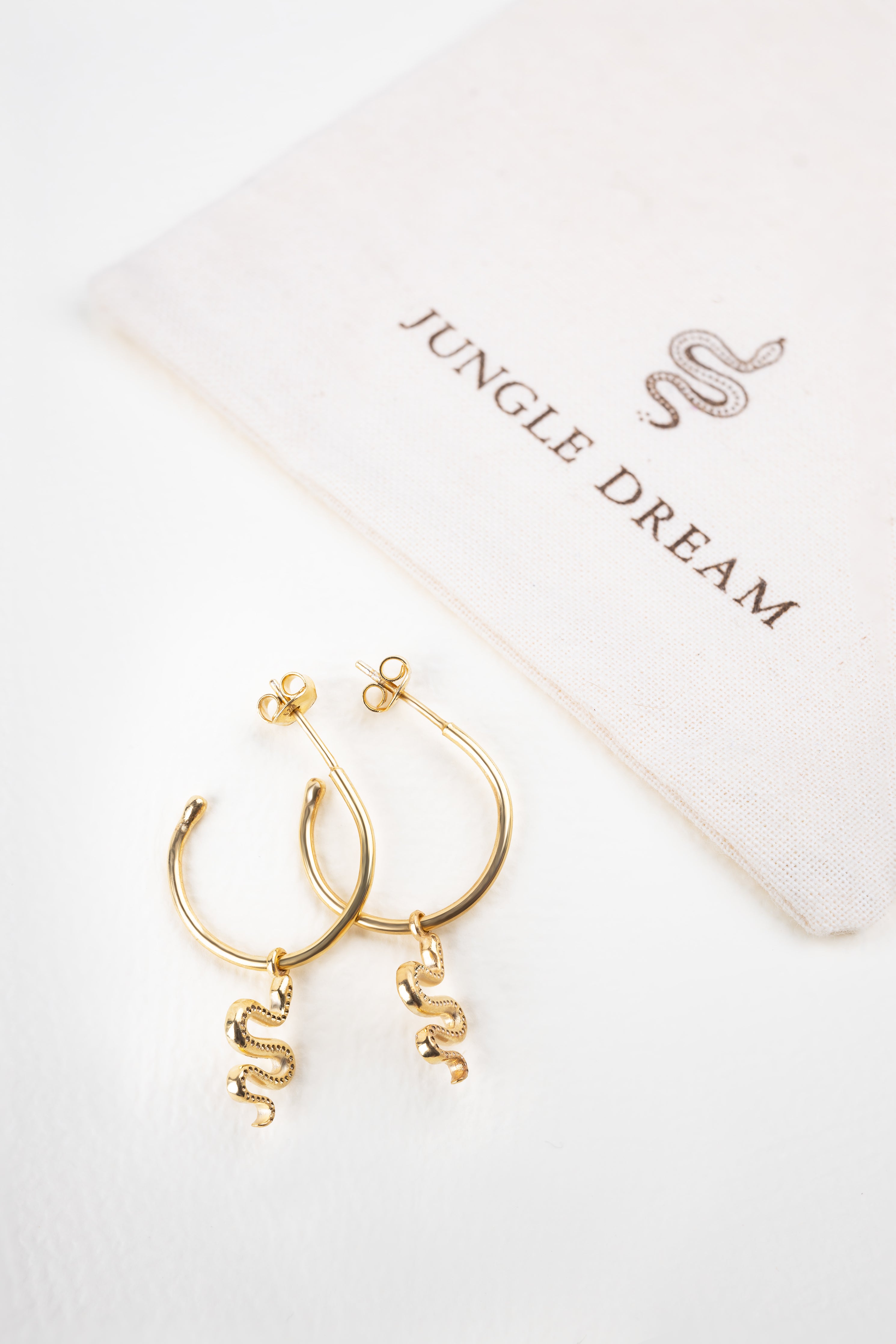 Ejo serpent earrings, close-up of the sculptural curve