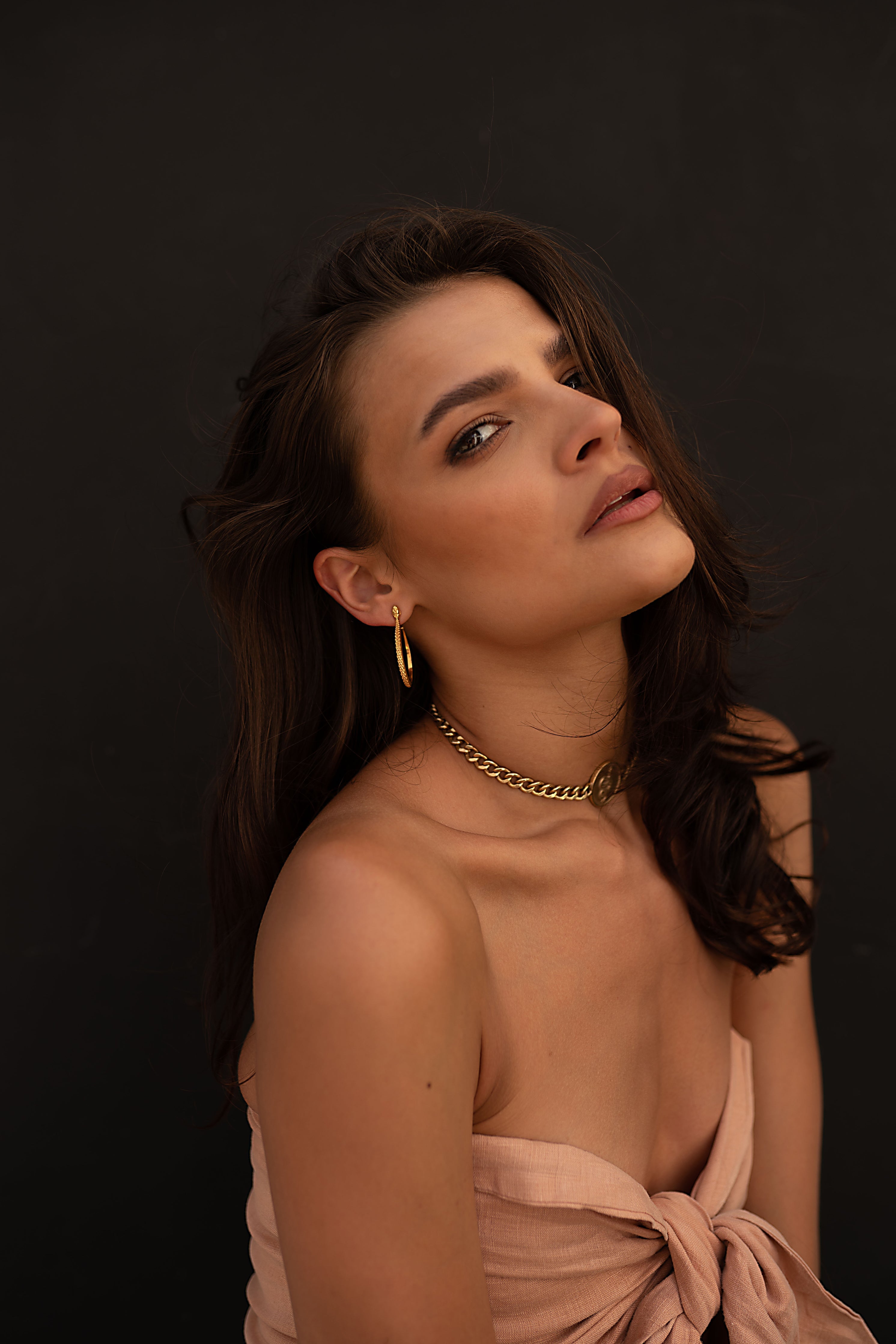 Oray choker, close-up on the neck
