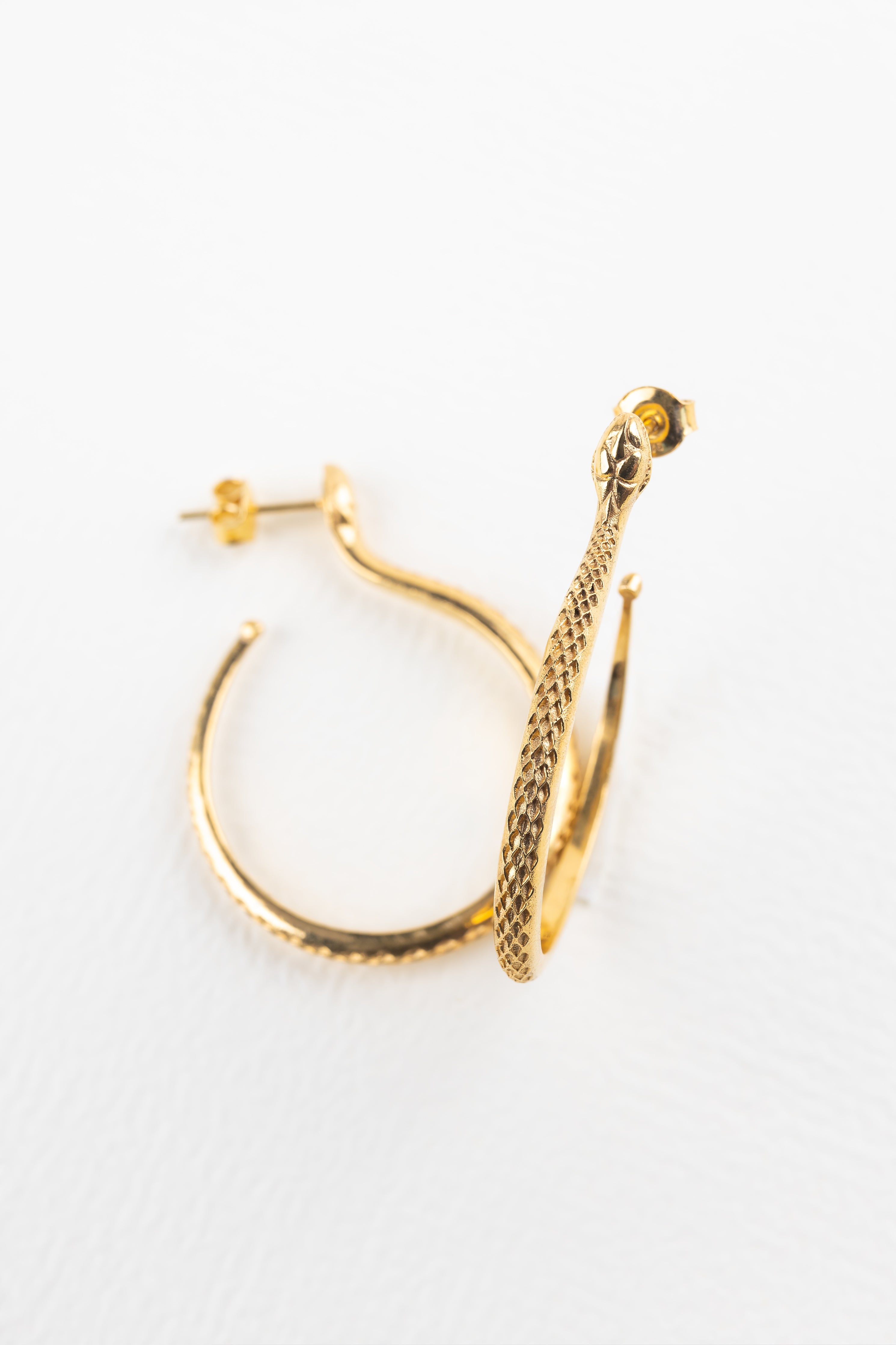Sarpe serpent hoop earrings, close-up of the serpent curve