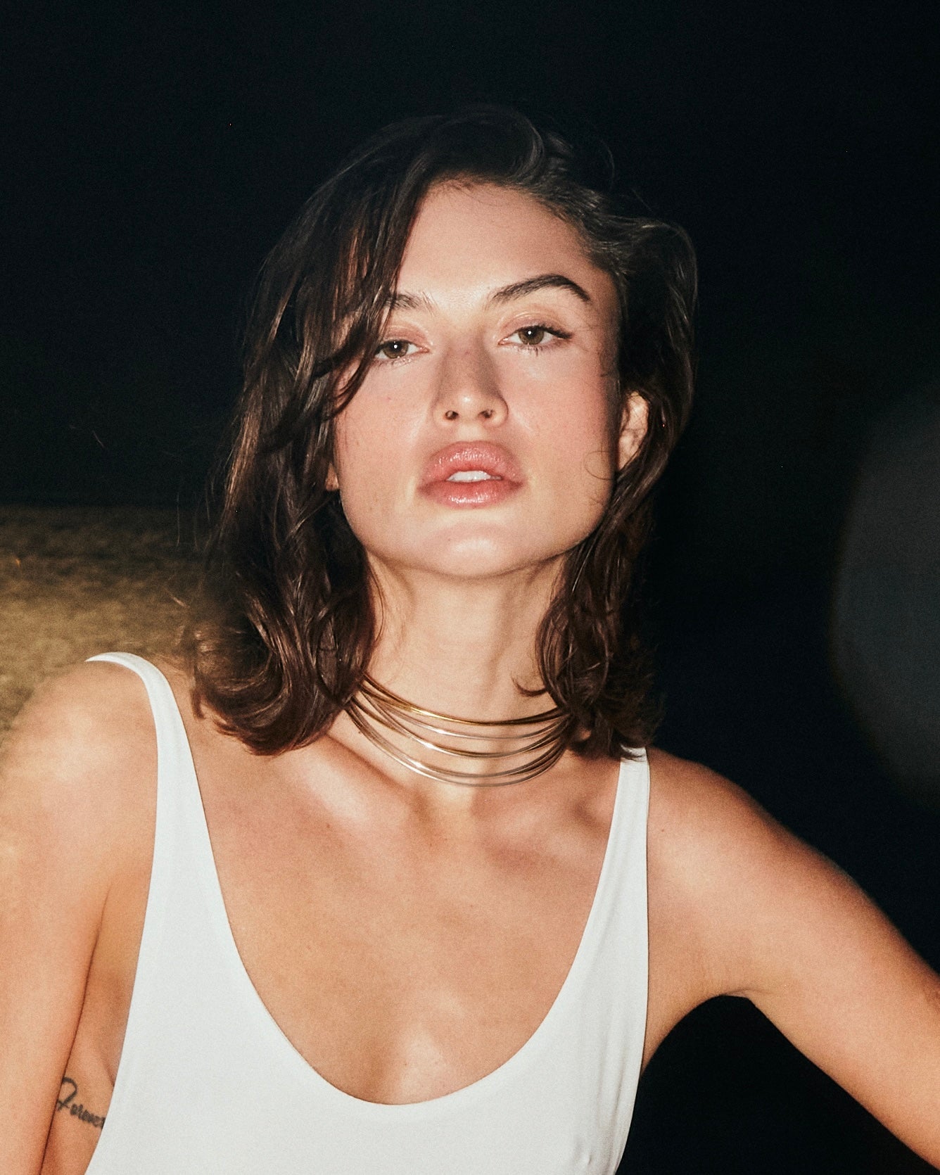 Ishtaro choker in gold-plated silver, structured form worn close to the neck