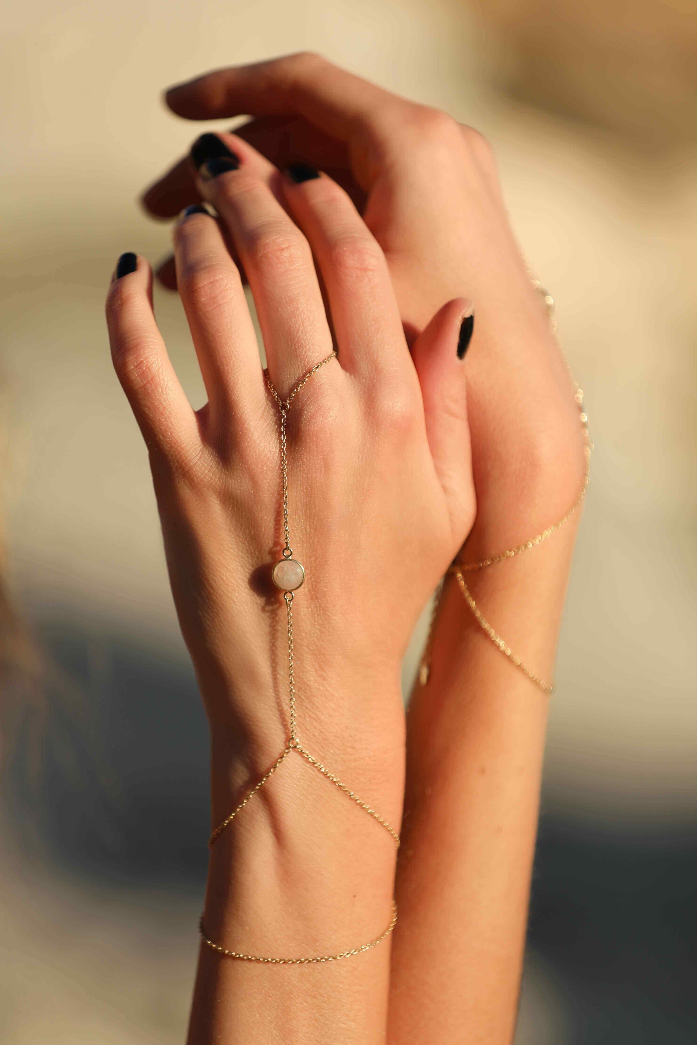 Kiseya gemstone hand chain, close-up of the single stone at center